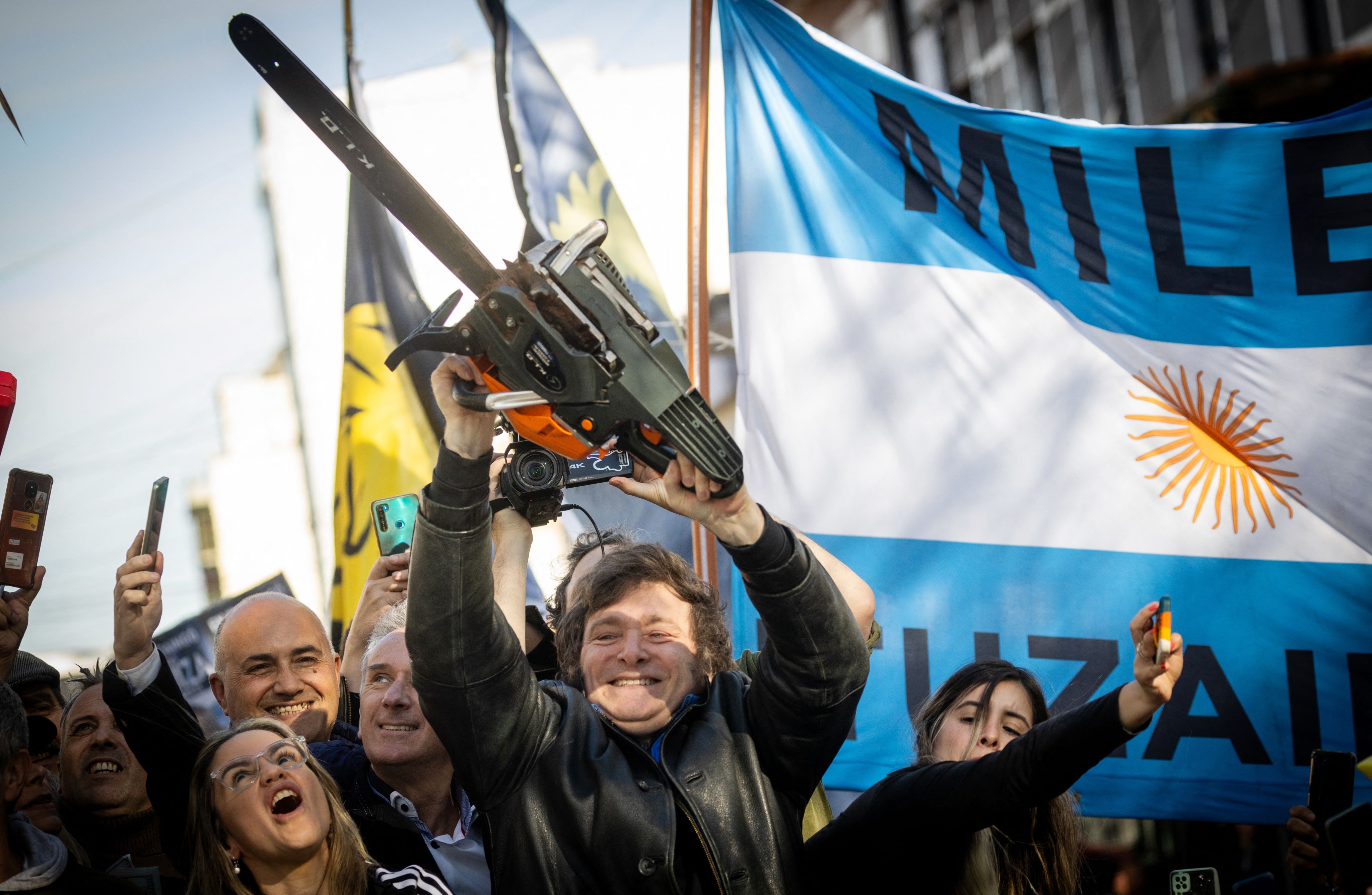 Javier Milei arbore sa tronçonneuse lors d'un meeting à San Martin en septembre 2023. 